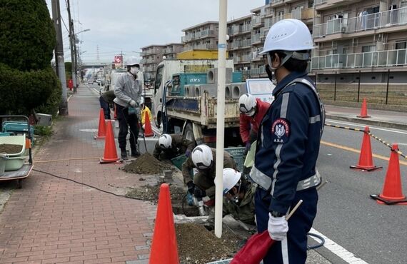 工事現場などでスキルの高い交通誘導を行います | 寝屋川市の安心安全を守る株式会社A.R.S.警備保障